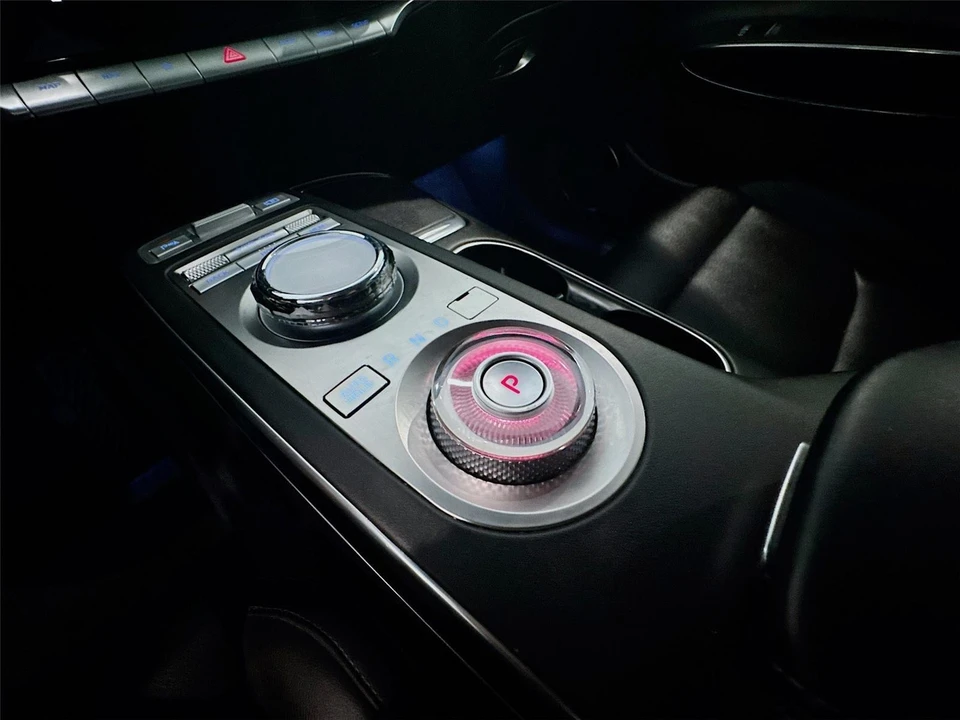 2025 Genesis GV70 - Image 14 of 21