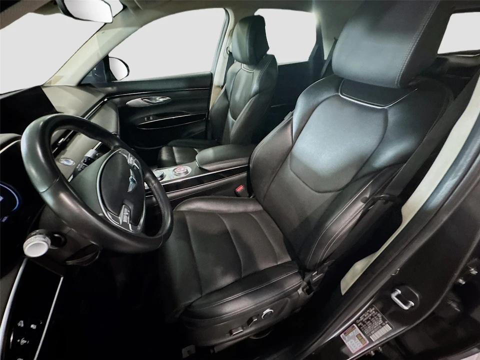 2025 Genesis GV70 - Image 2 of 31
