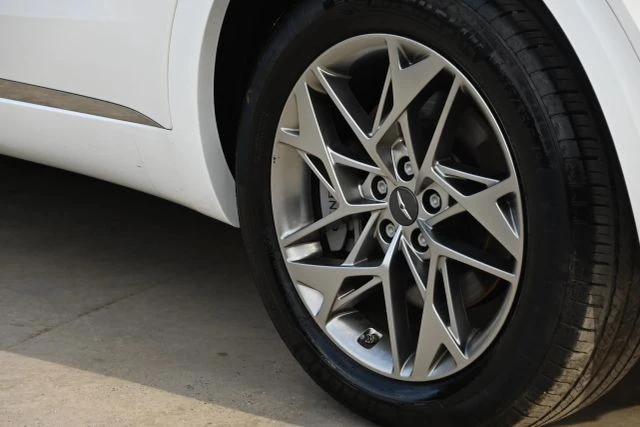 2025 Genesis GV70 - Image 9 of 21