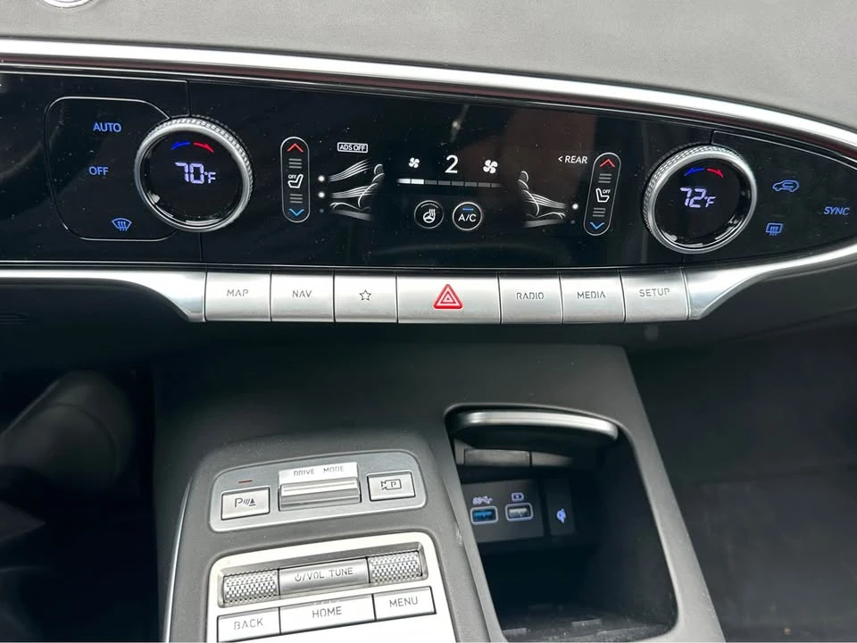 2025 Genesis GV70 - Image 14 of 17