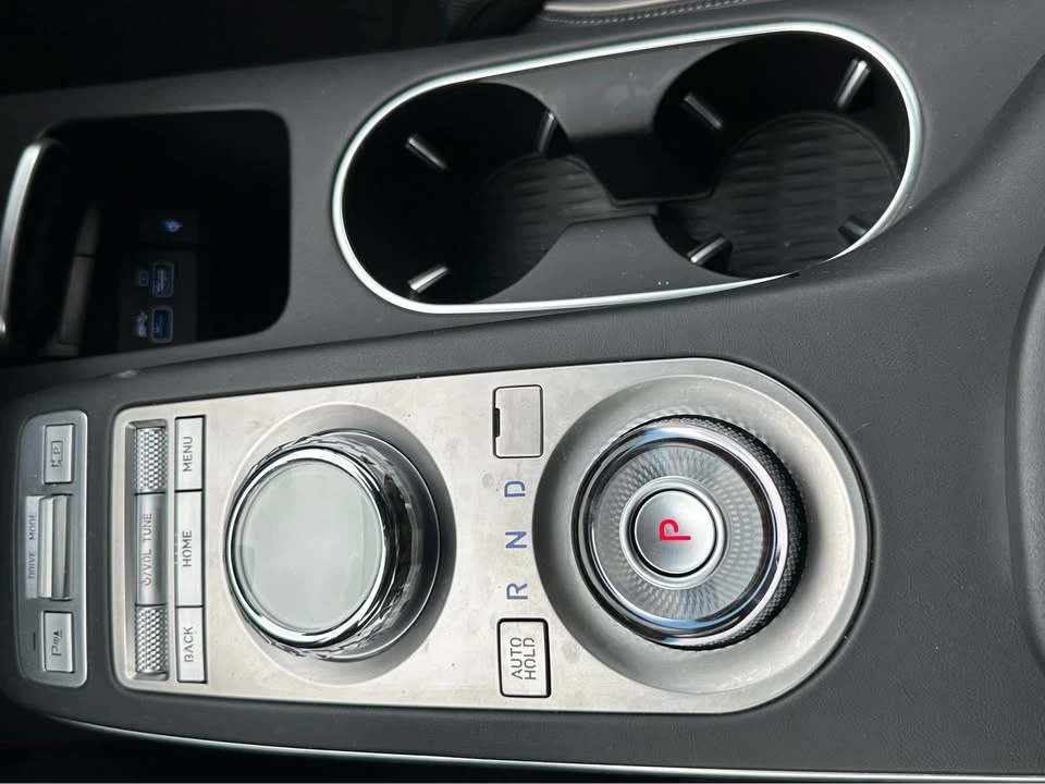 2025 Genesis GV70 - Image 15 of 17