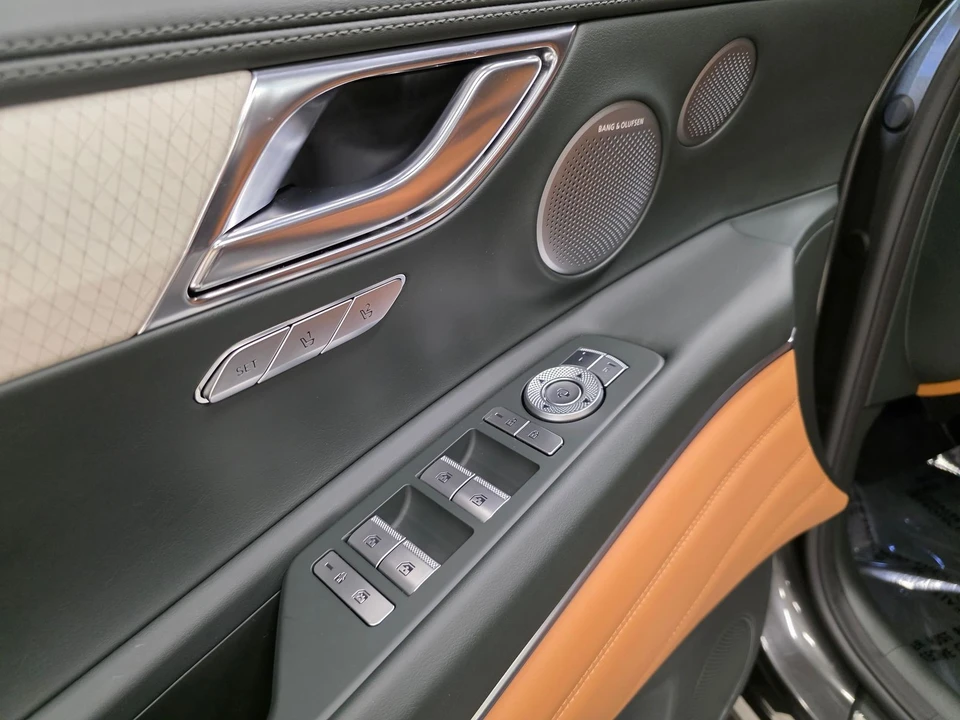 2025 Genesis GV80 - Image 15 of 21
