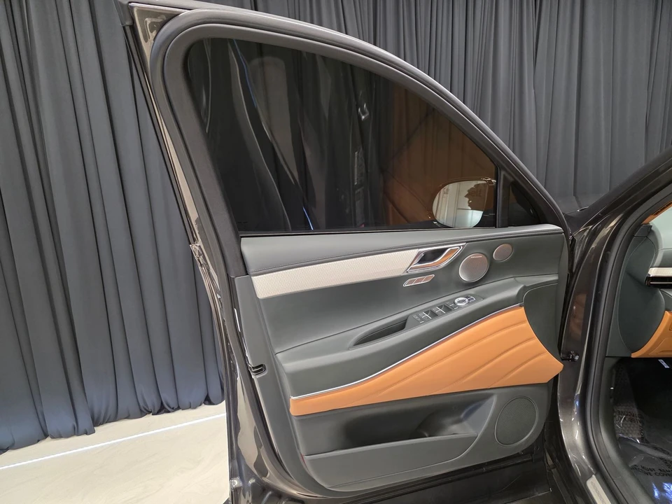 2025 Genesis GV80 - Image 14 of 21