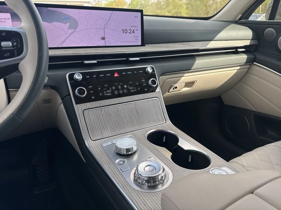 2025 Genesis GV80 - Image 17 of 21