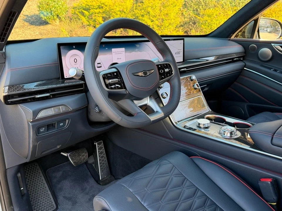 2025 Genesis GV80 - Image 16 of 21