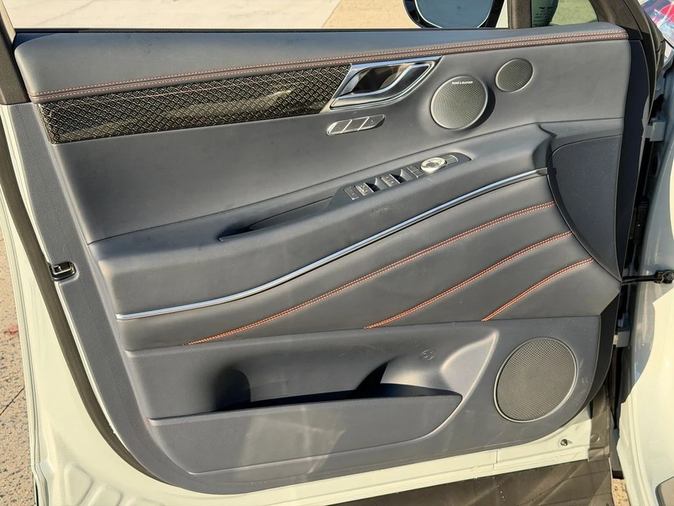 2025 Genesis GV80 - Image 14 of 21