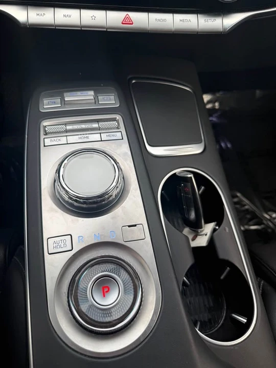 2025 Genesis GV70 - Image 9 of 15