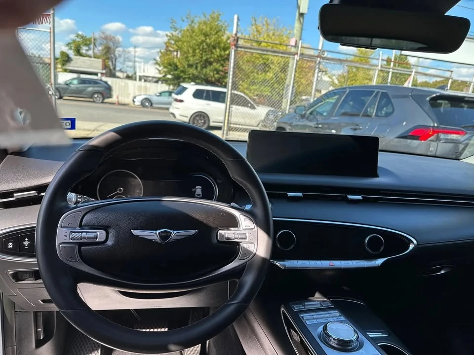 2025 Genesis GV70 - Image 9 of 10