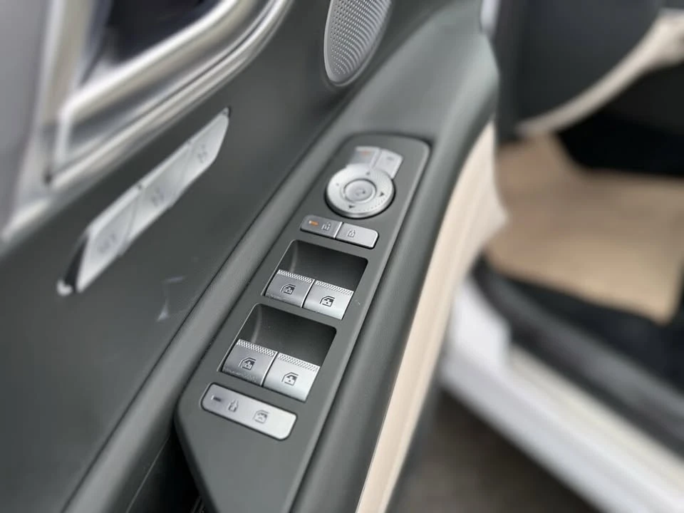 2025 Genesis GV80 - Image 16 of 19