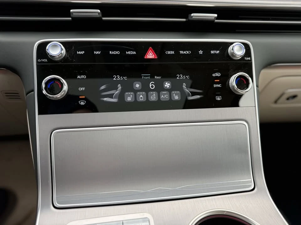 2025 Genesis GV80 - Image 11 of 19