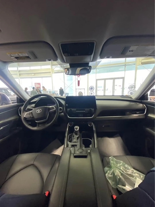 2025 Toyota Highlander - Image 2 of 6