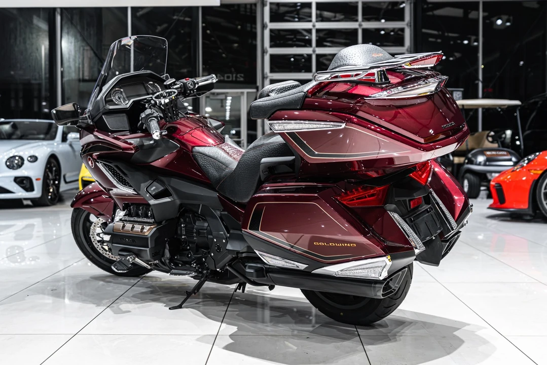 2025 Honda Gold Wing - Image 5 of 31