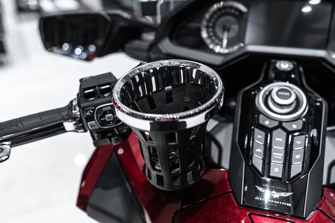 2025 Honda Gold Wing - Image 11 of 31