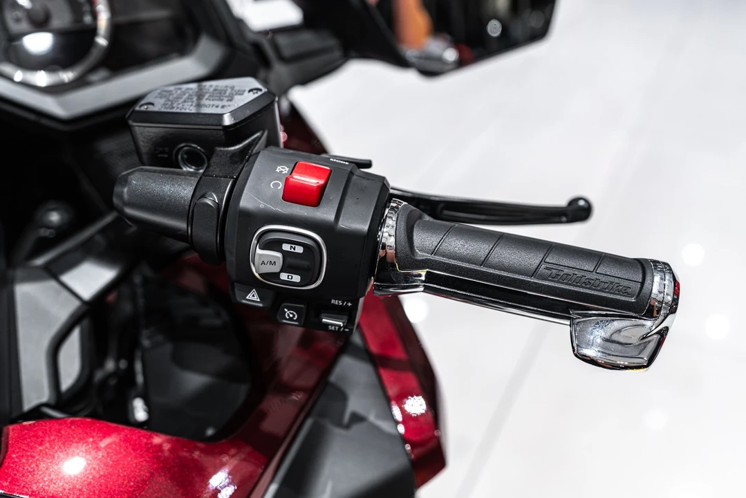 2025 Honda Gold Wing - Image 13 of 31