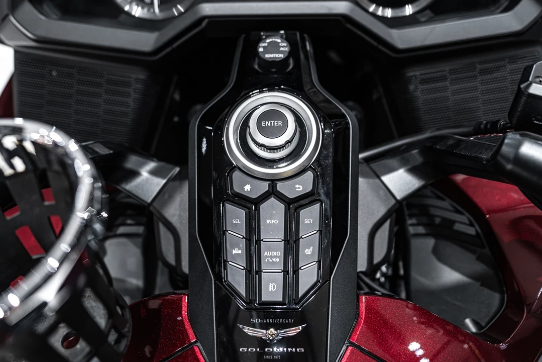 2025 Honda Gold Wing - Image 12 of 31