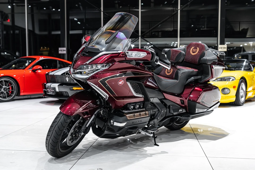 2025 Honda Gold Wing - Image 7 of 31