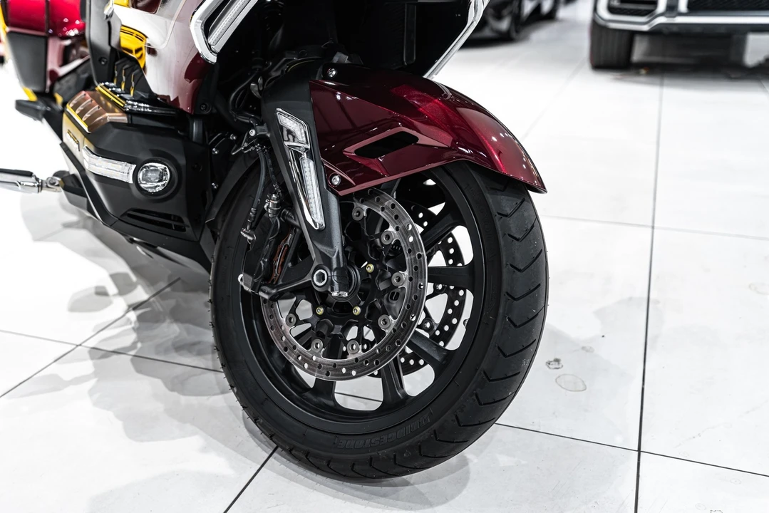 2025 Honda Gold Wing - Image 25 of 31