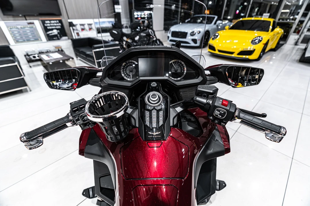 2025 Honda Gold Wing - Image 8 of 31