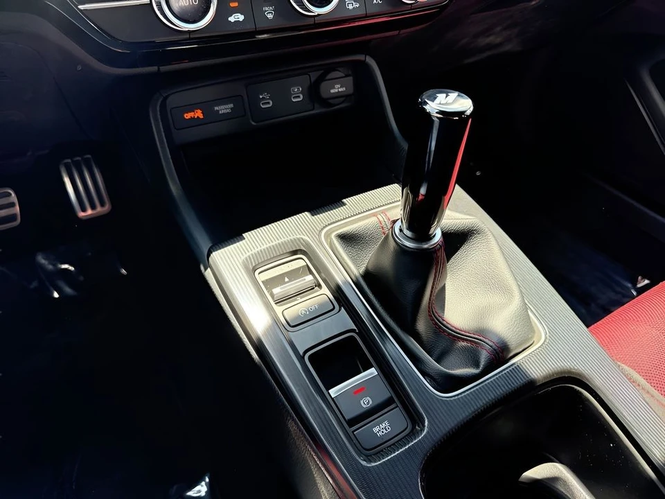 2025 Honda Civic 11th Gen - Image 17 of 31