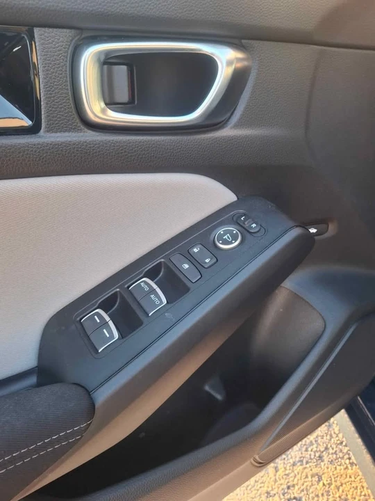 2025 Honda Civic 11th Gen - Image 11 of 19