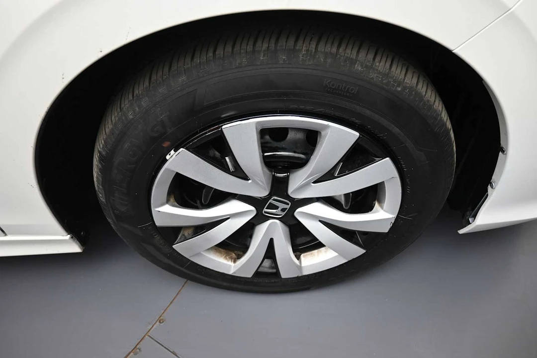 2025 Honda Civic 11th Gen - Image 13 of 31