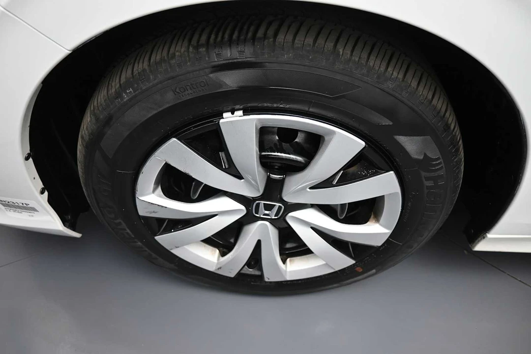 2025 Honda Civic 11th Gen - Image 14 of 31