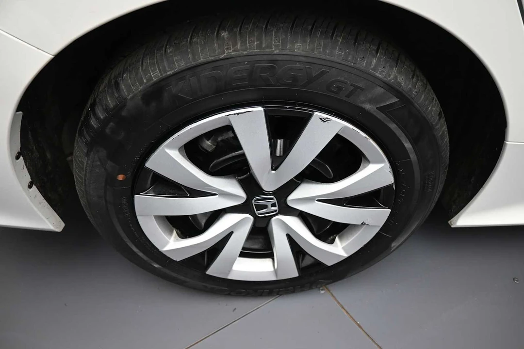 2025 Honda Civic 11th Gen - Image 12 of 31