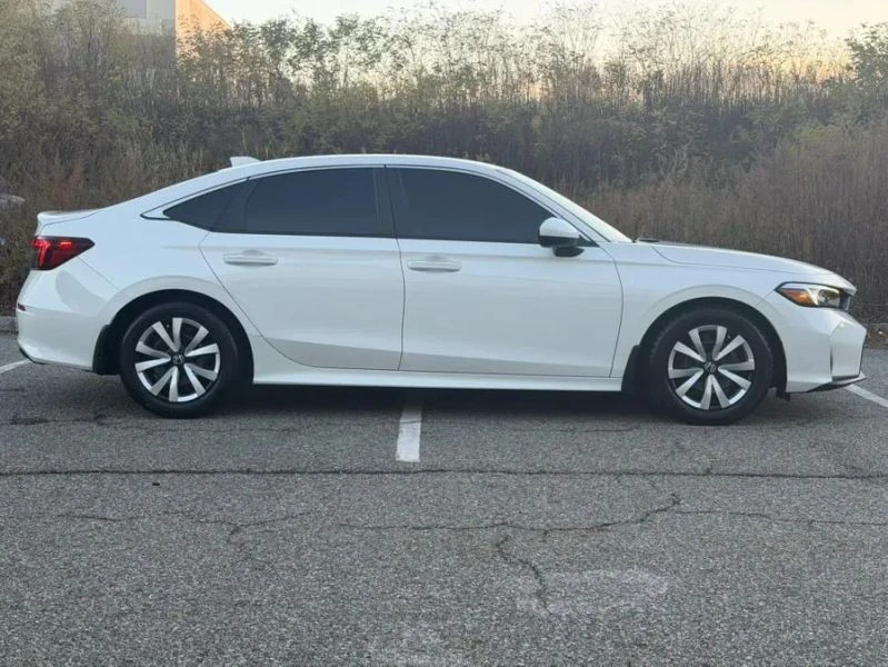 2025 Honda Civic 11th Gen - Image 10 of 12