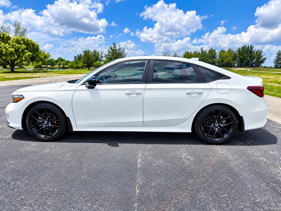 2025 Honda Civic 11th Gen - Image 8 of 29
