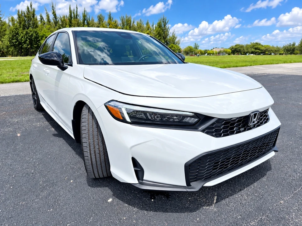2025 Honda Civic 11th Gen - Image 2 of 29