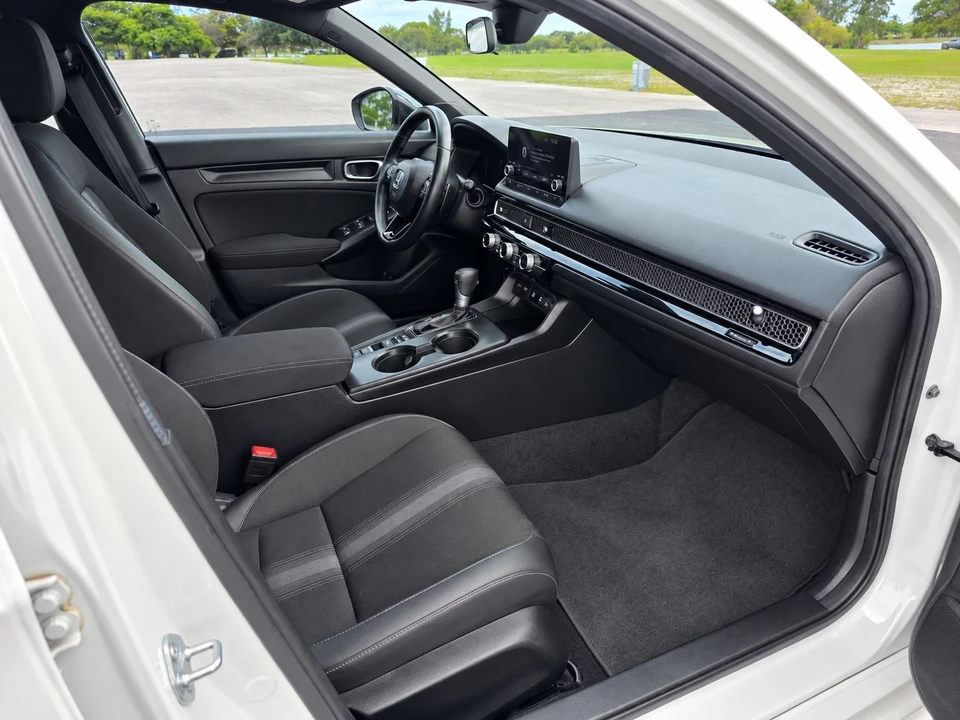 2025 Honda Civic 11th Gen - Image 13 of 29