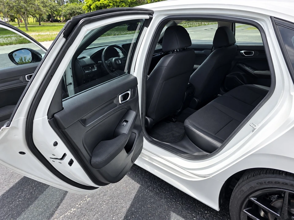 2025 Honda Civic 11th Gen - Image 19 of 29