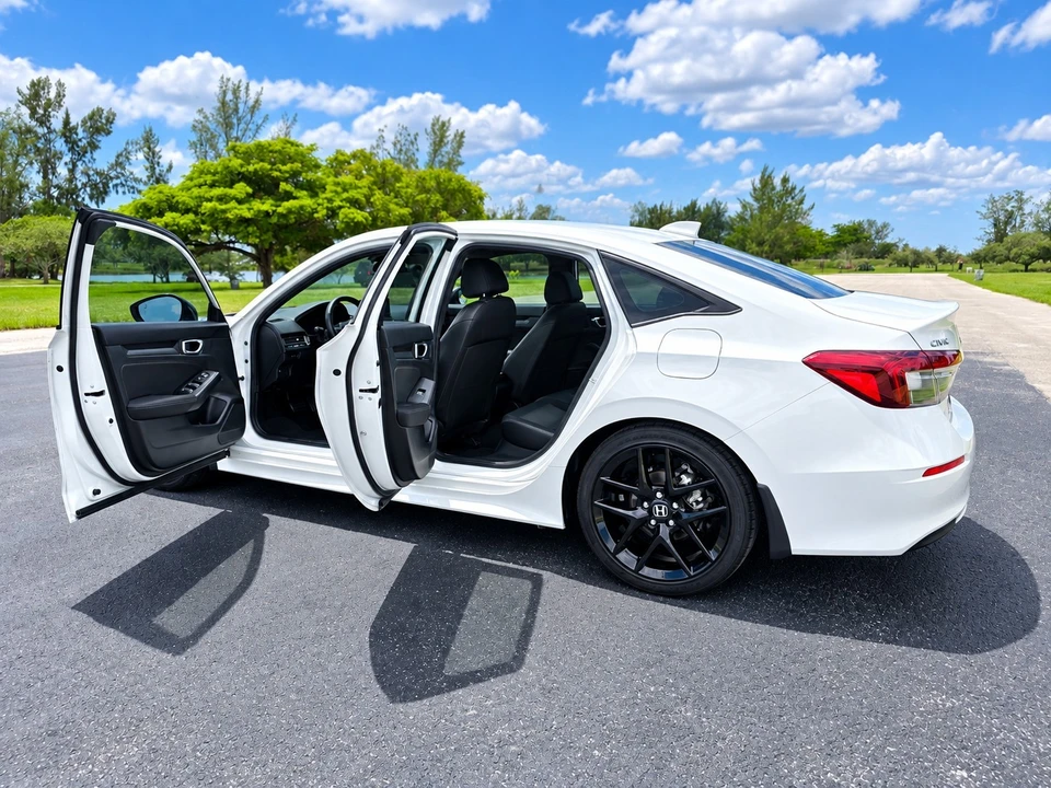 2025 Honda Civic 11th Gen - Image 25 of 29