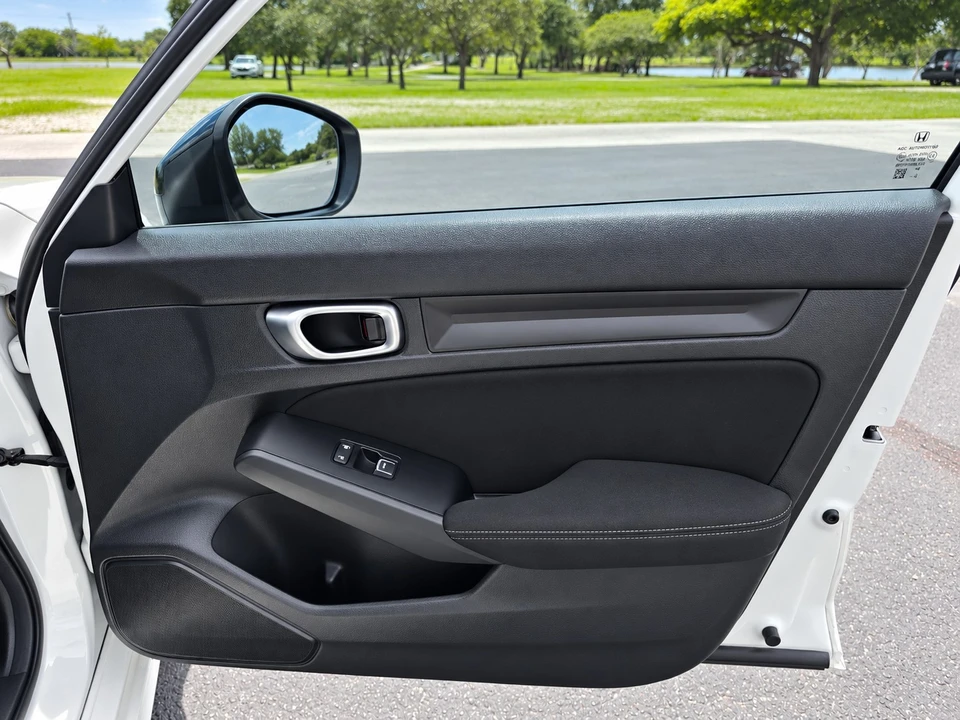2025 Honda Civic 11th Gen - Image 15 of 29