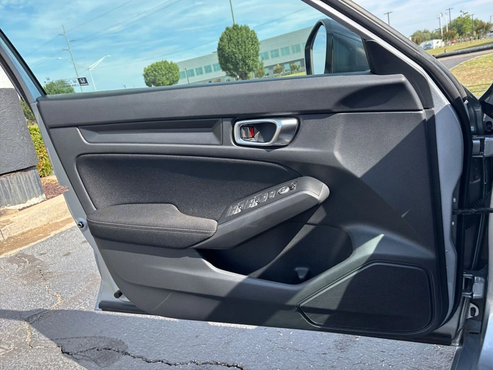 2025 Honda Civic 11th Gen - Image 17 of 31