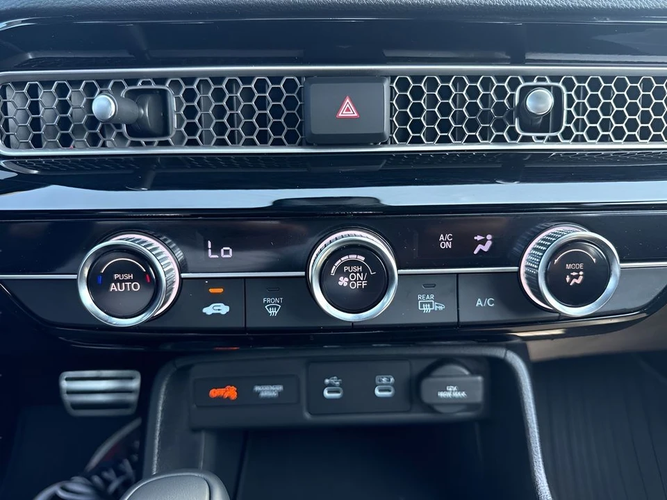 2025 Honda Civic 11th Gen - Image 16 of 31