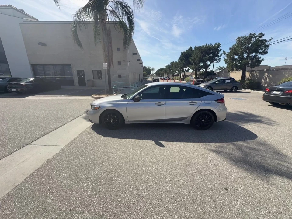 2025 Honda Civic 11th Gen - Image 9 of 31