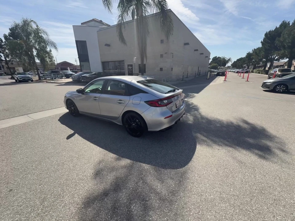 2025 Honda Civic 11th Gen - Image 11 of 31