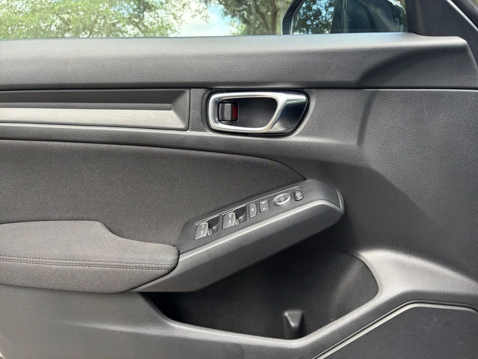 2025 Honda Civic 11th Gen - Image 17 of 31