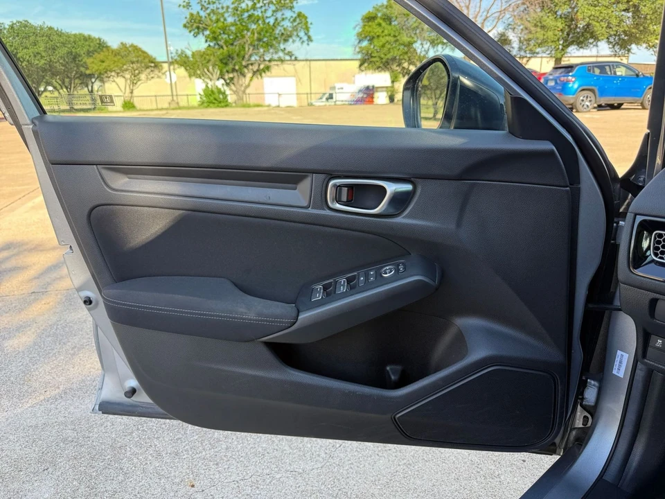 2025 Honda Civic 11th Gen - Image 17 of 31