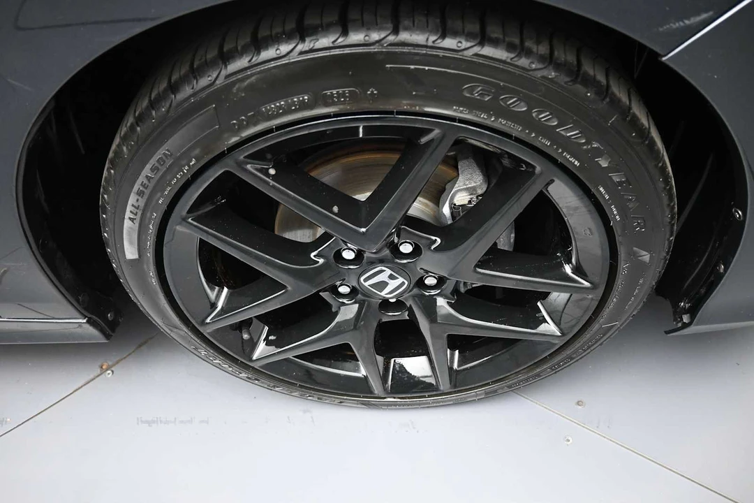 2025 Honda Civic 11th Gen - Image 13 of 31