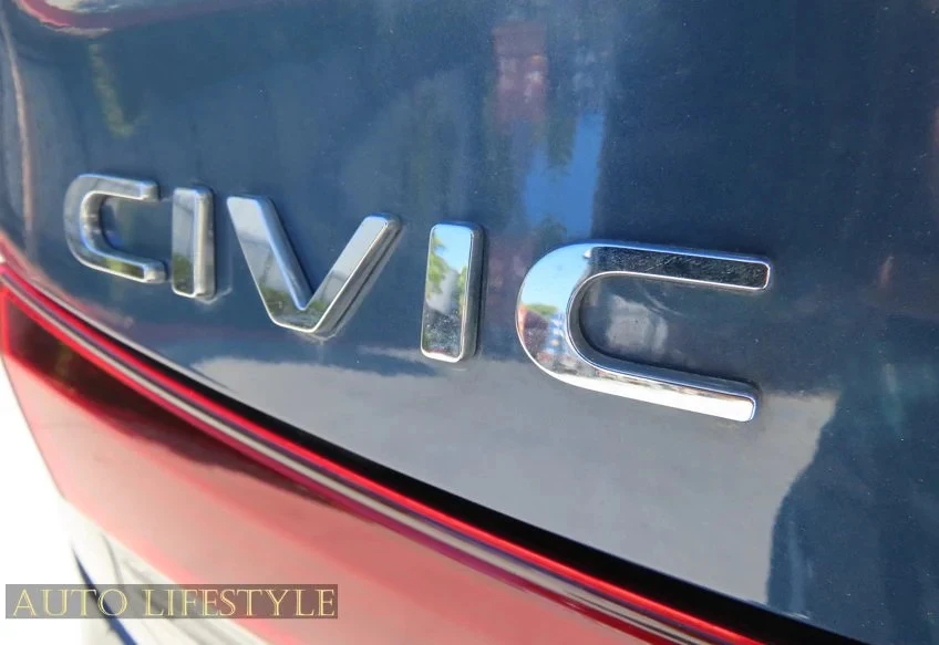 2025 Honda Civic 11th Gen - Image 19 of 31