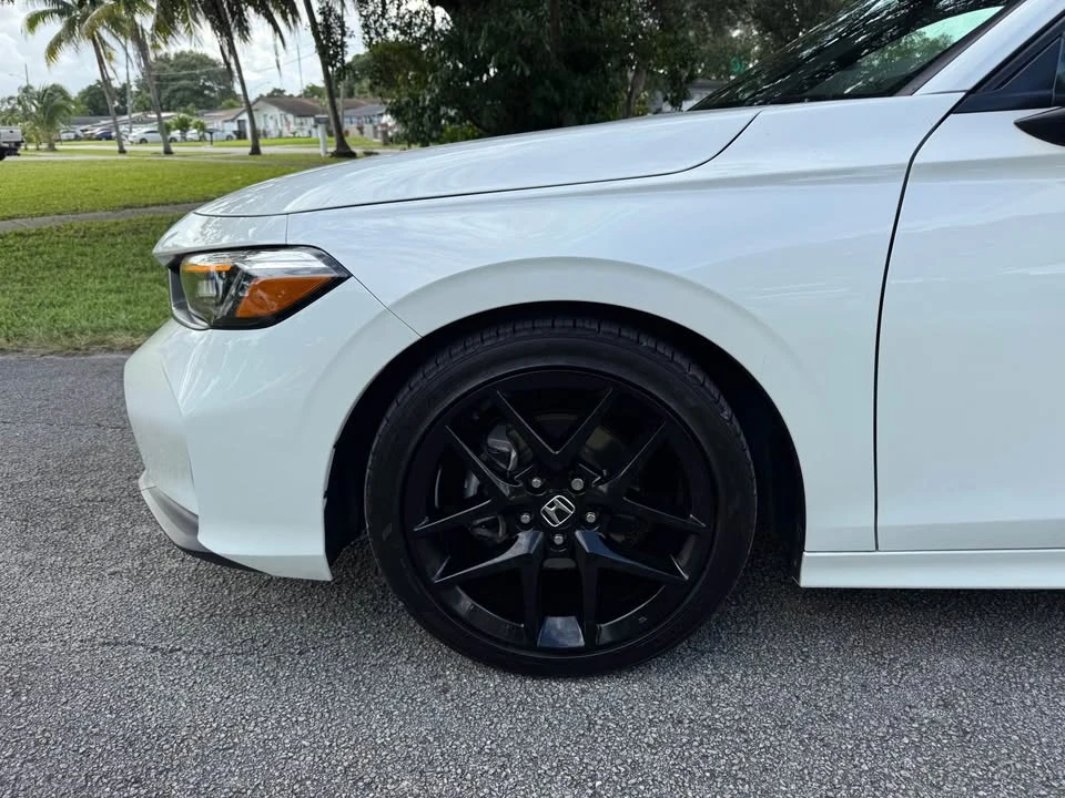 2025 Honda Civic 11th Gen - Image 9 of 17