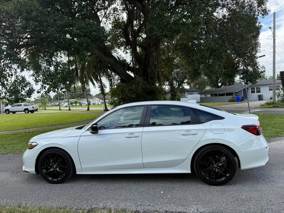 2025 Honda Civic 11th Gen - Image 8 of 17