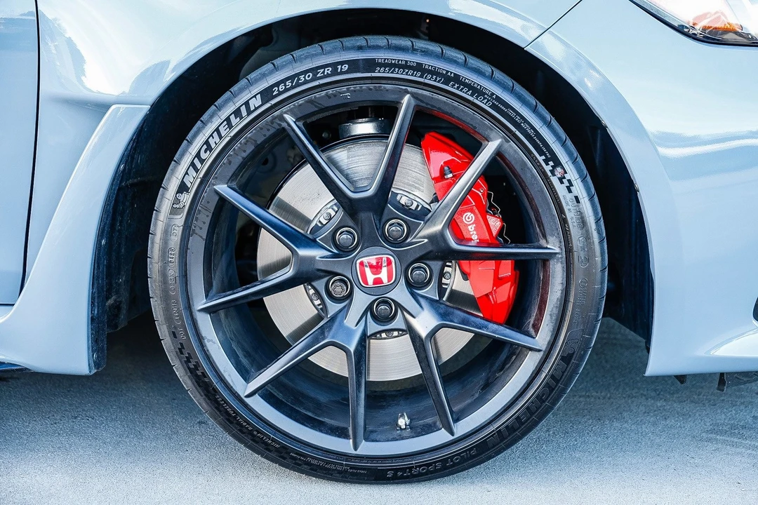 2025 Honda FL5 Civic Type R - Image 9 of 12