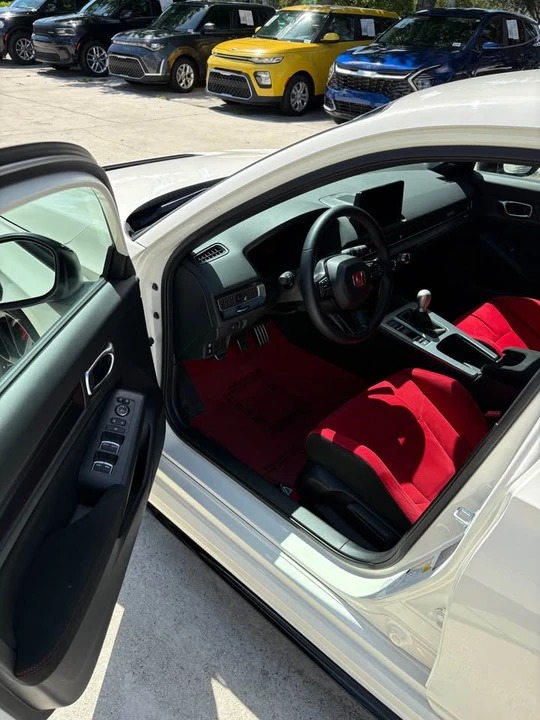 2025 Honda FL5 Civic Type R - Image 10 of 15