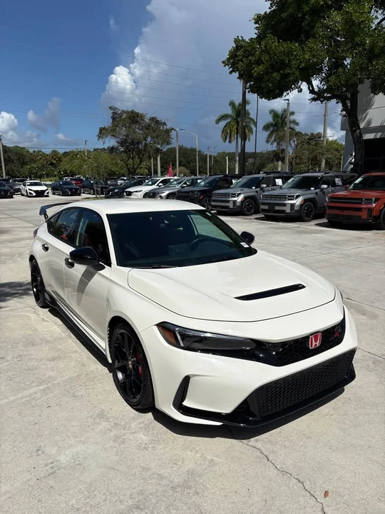 2025 Honda FL5 Civic Type R - Image 9 of 15