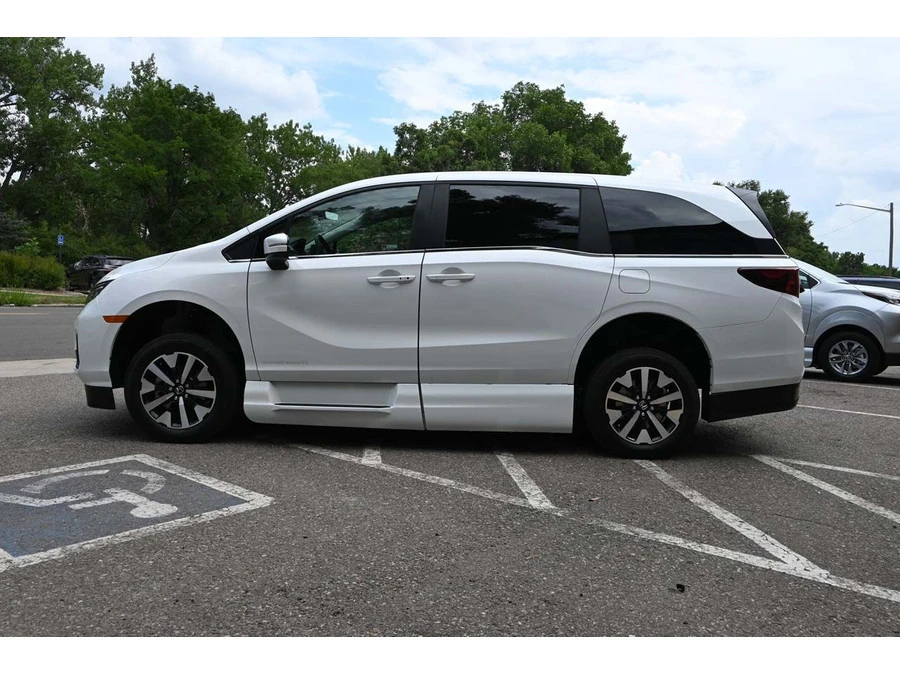 2025 Honda Odyssey - Image 9 of 12