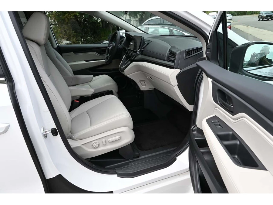 2025 Honda Odyssey - Image 15 of 21