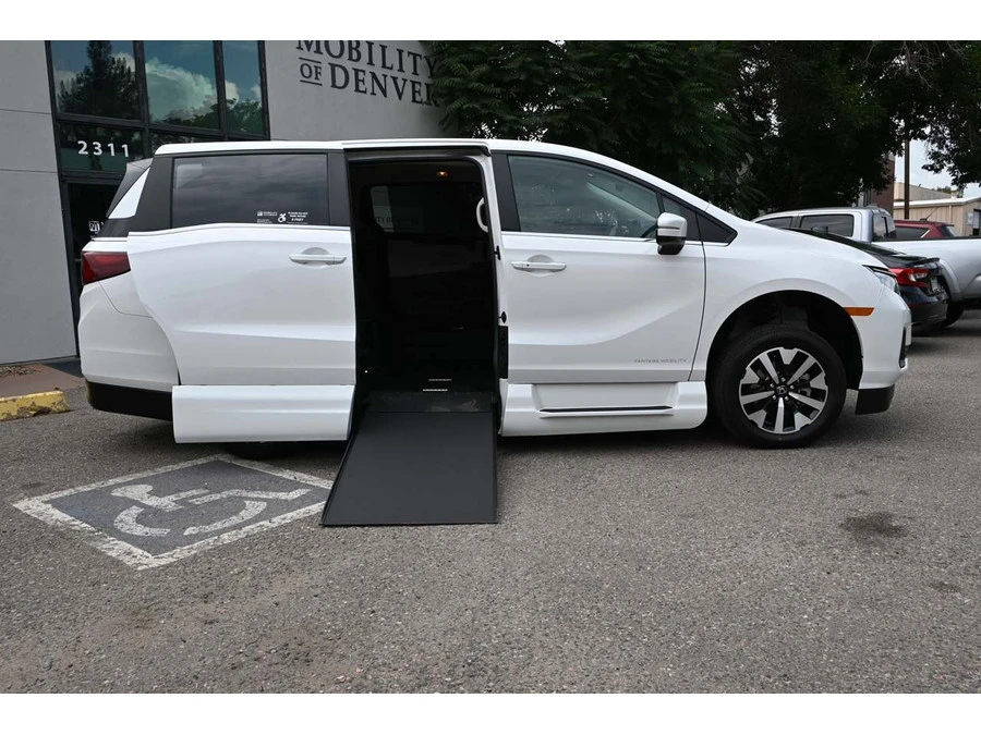 2025 Honda Odyssey - Image 17 of 21